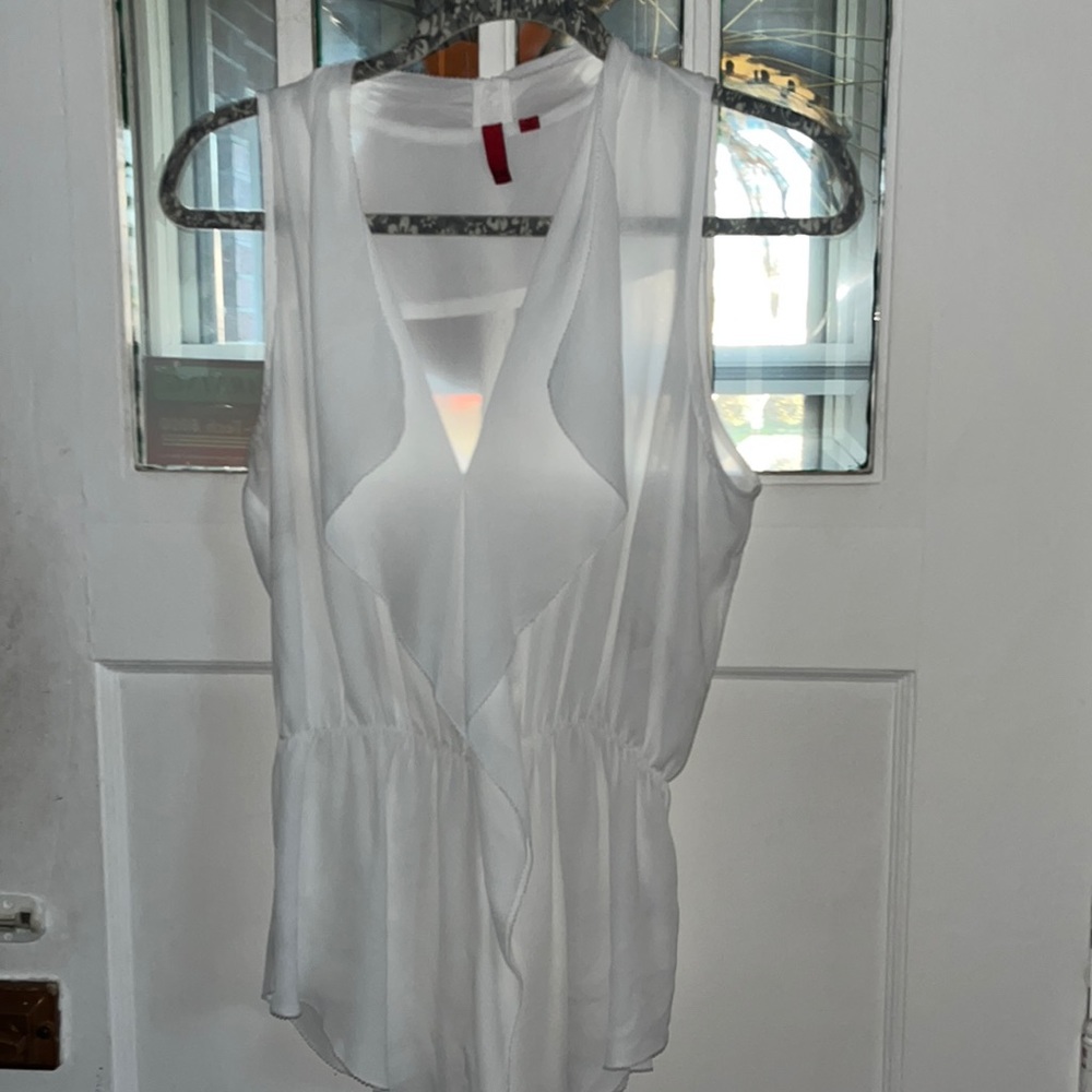5|48 sleeveless white shirt with ruffle and elastic band, size Medium